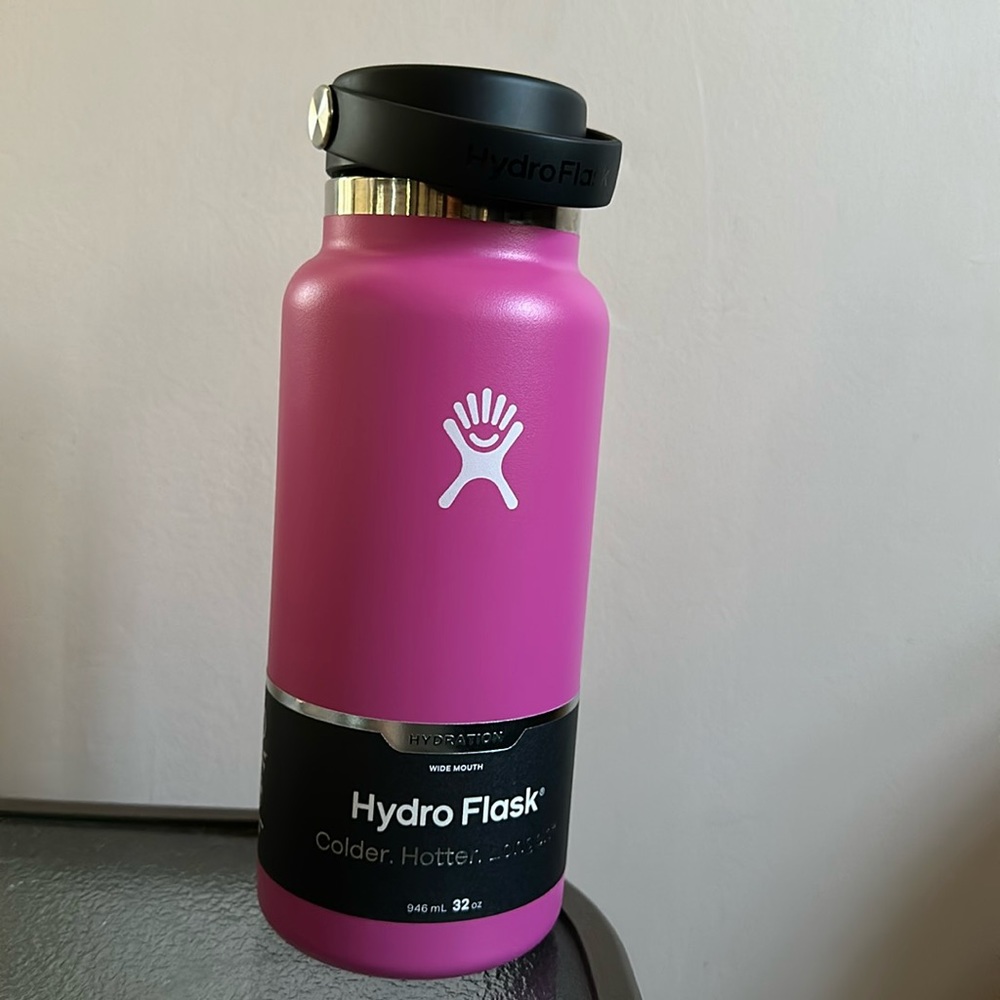 NWT 32oz Carnation Hydro Flask
